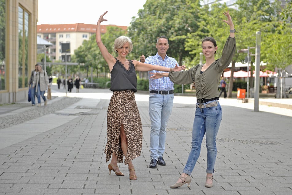 Cindy Hohmann (44), Tilo Kühl-Schimmel (51) und Veronique Anke (22) von der Tanzschule Köhler-Schimmel probieren sich im Ballett für den Weltrekordversuch.
