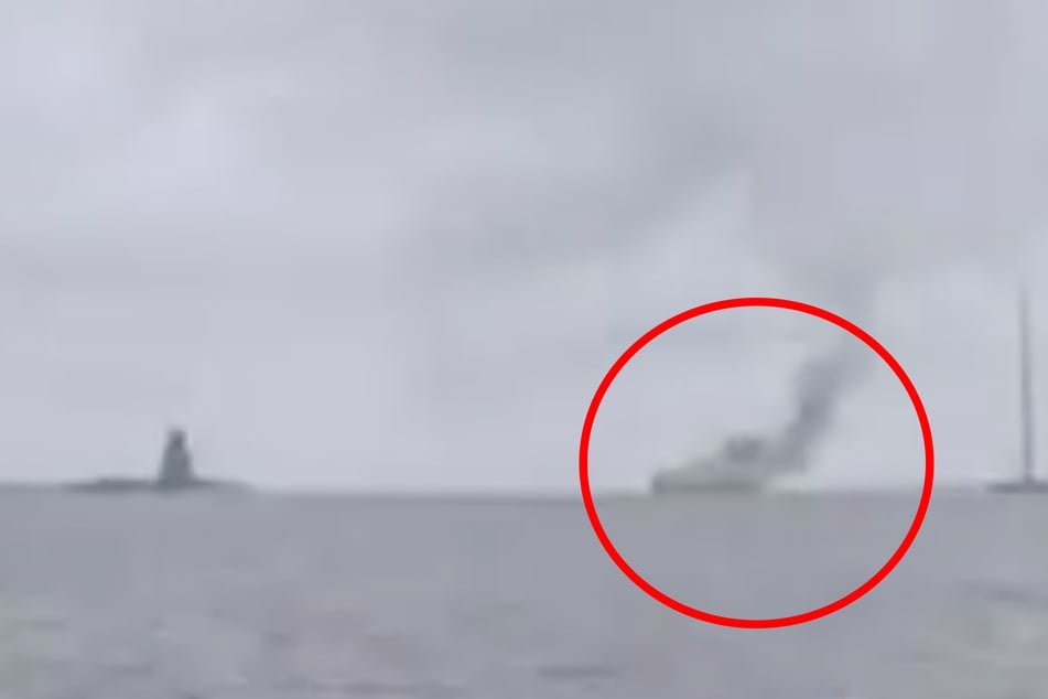 Feuerball! Frachtschiff explodiert bei Ausfahrt aus Hafen