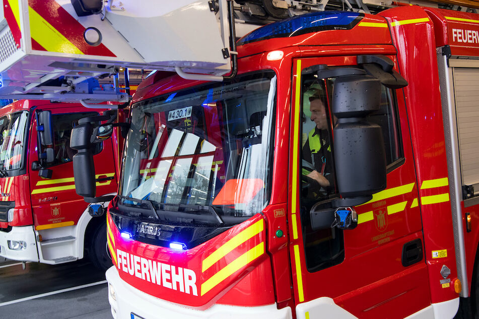 Zwei Feuerwehrautos wurden von feiernden Jugendlichen geentert. (Symbolbild)