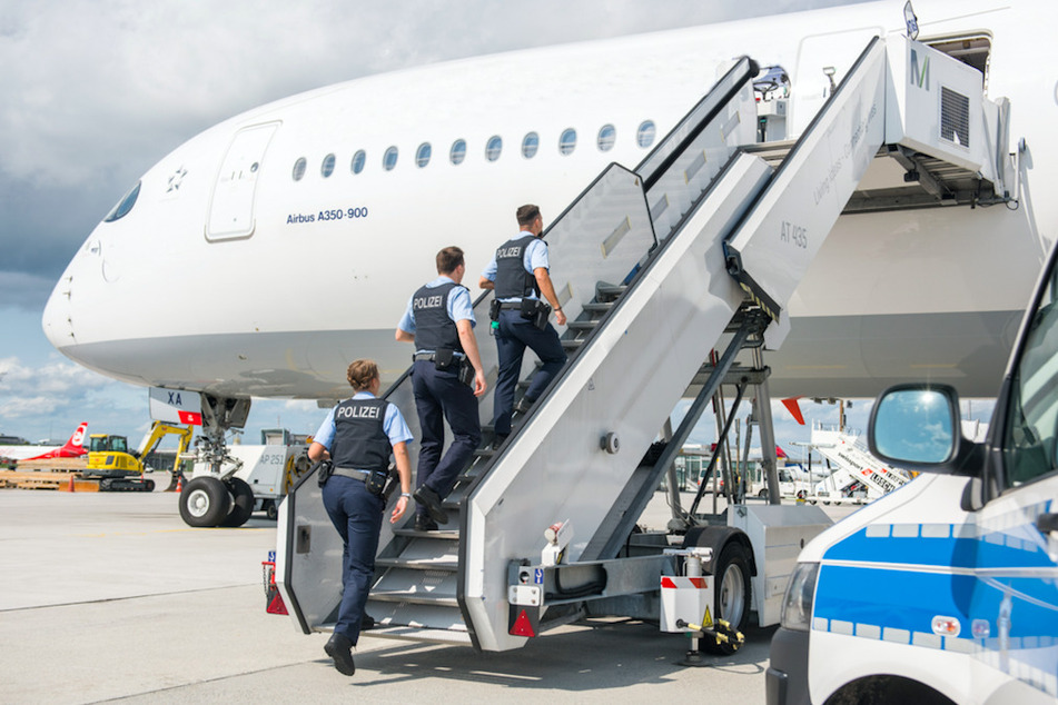 Beamte der Bundespolizei gegen in München an Board des Flugzeugs.