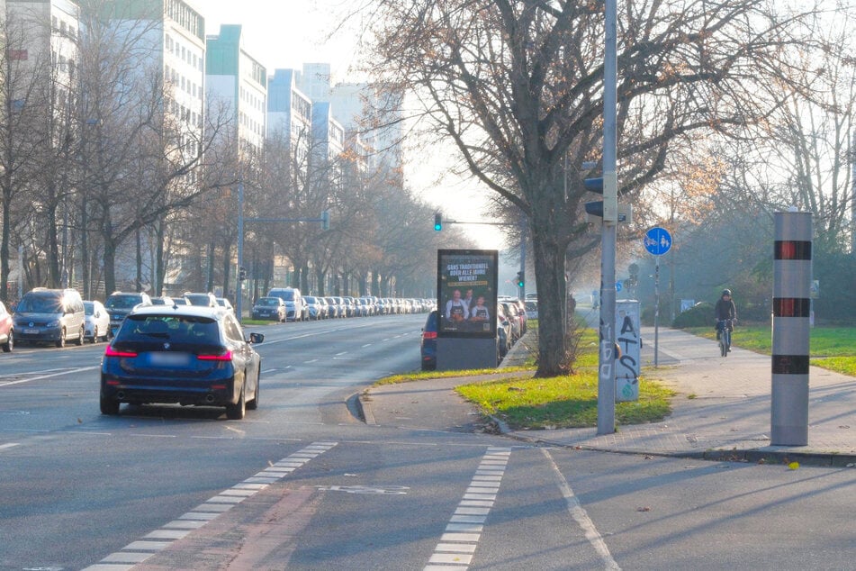 An der Kreuzung Straße des 18. Oktober/Johannisallee wurde ein neuer Blitzer mitten auf dem Fußweg platziert.