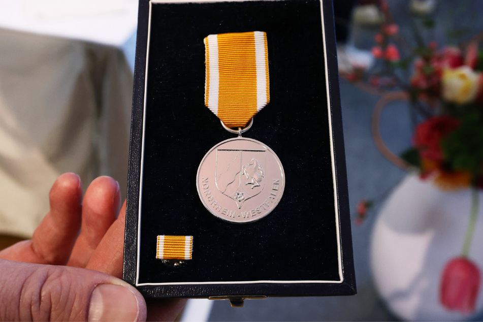 Insgesamt haben bisher rund 1300 Bürgerinnen und Bürger die Medaille des Landes aus massivem Silber erhalten.