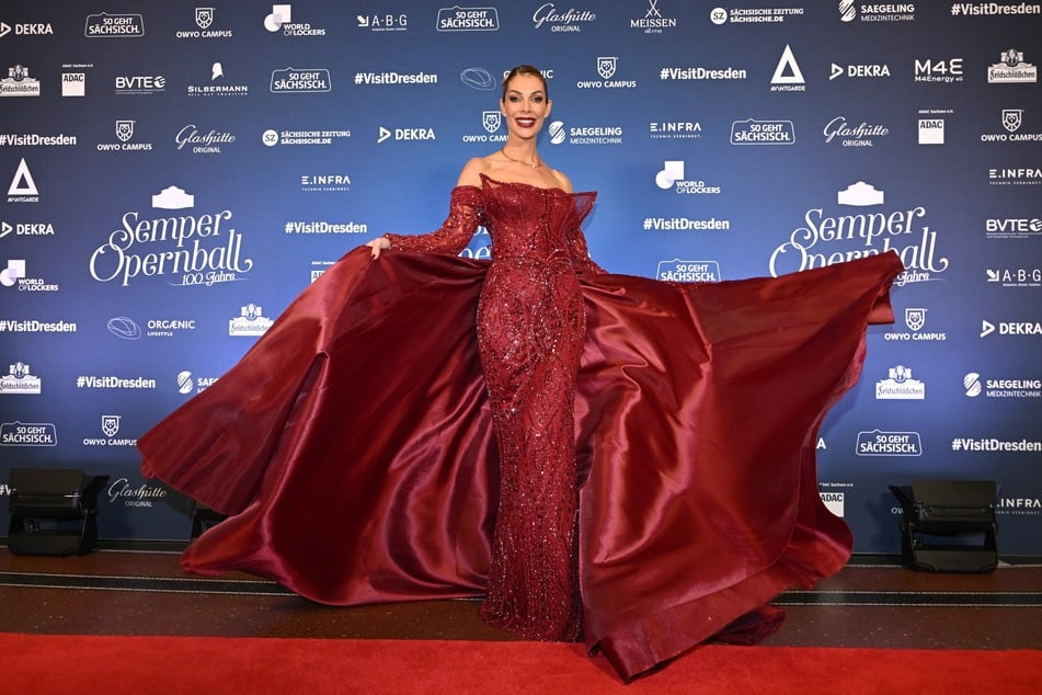 Annika Gassner begeisterte beim Dresdner Semperopernball auf dem Roten Teppich.