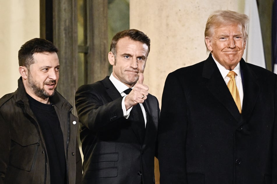 Zelensky and Trump met with French President Emmanuel Macron (c.) at the re-opening ceremony of the Notre Dame cathedral.