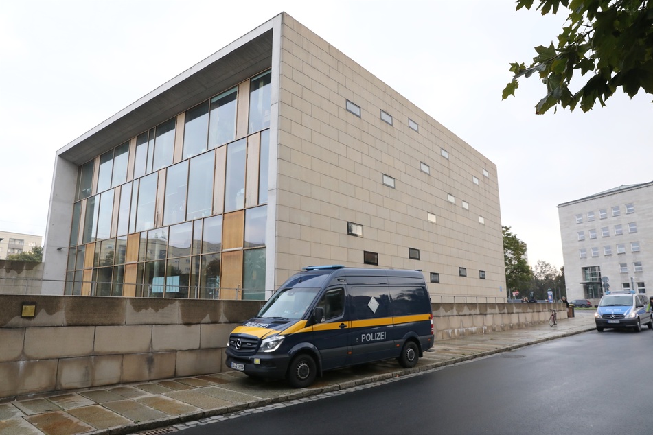 Spezialisten des LKA rückten zur jüdischen Gemeinde in Dresden aus. Der Bereich wurde abgesperrt.