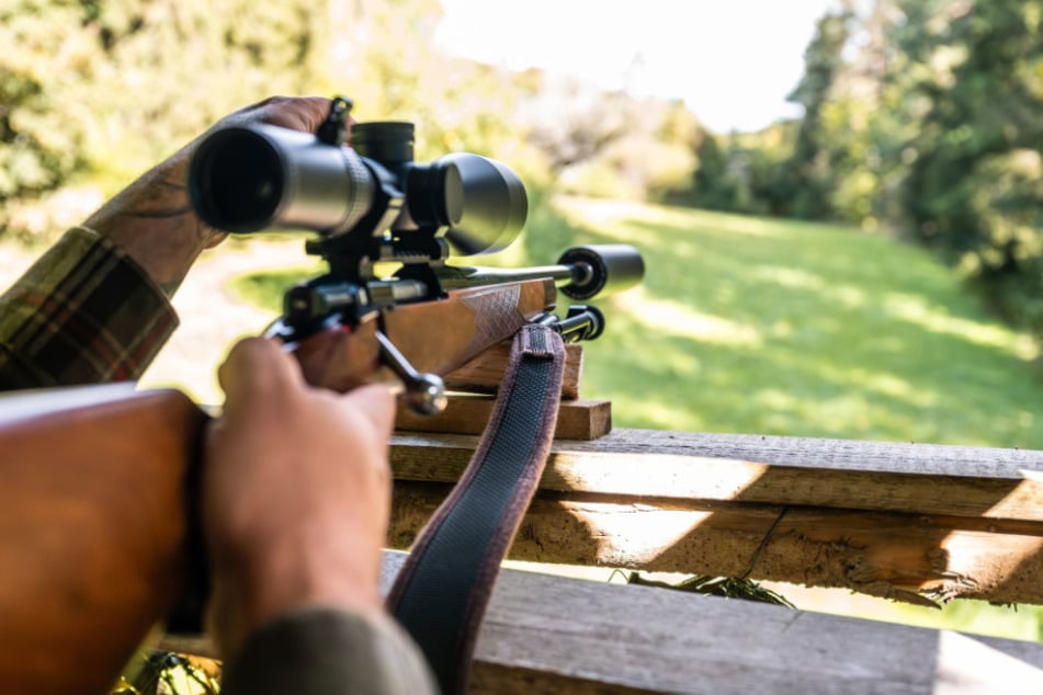 Ein Jäger hält in seinem Jagdrevier eine Jagdwaffe auf einem Hochsitz. Bevor er abdrückt, hat er Regeln zu befolgen. (Symbolbild)