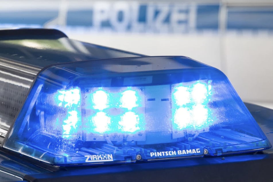 Im Gebüsch aufgelauert: Junger Mann von Maskierten angegriffen