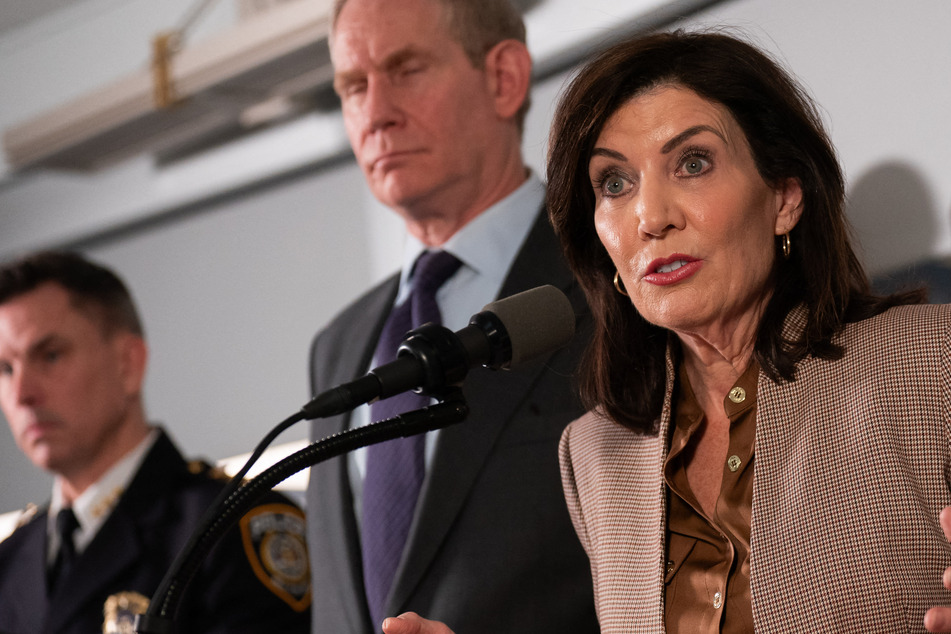 New York Governor Kathy Hochul (r.) has unveiled a new plan to deploy more police officers and National Guard troops