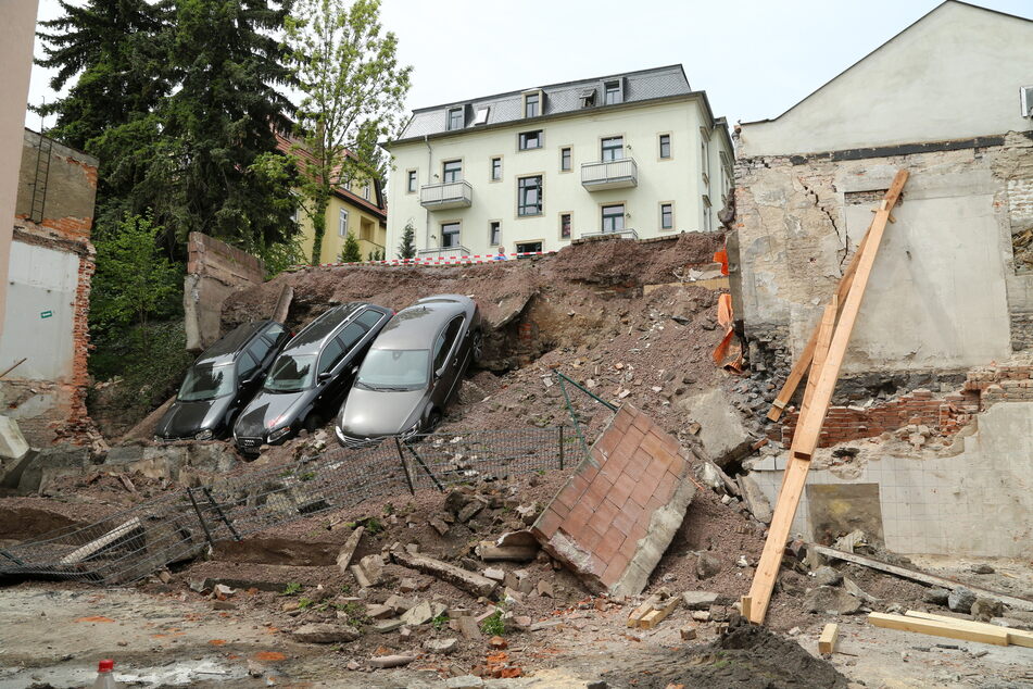 Drei Autos im Schutt. Im Mai 2015 krachten die Fahrzeuge samt Stützmauer auf das untere Grundstück in Dresden-Gittersee.