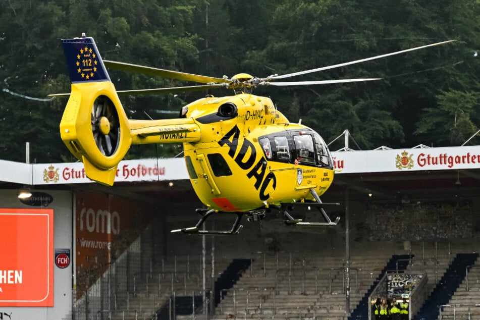 Mitten im Stadion landete ein Hubschrauber, der den Fan in eine Klinik brachte.