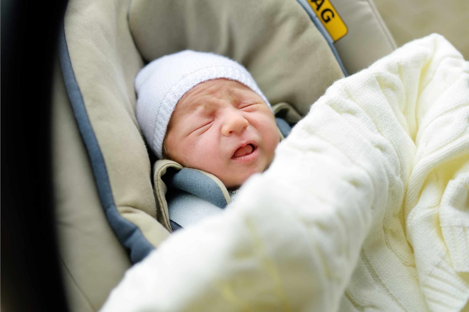 Der Säugling lag alleine gelassen im Kindersitz. (Symbolbild)
