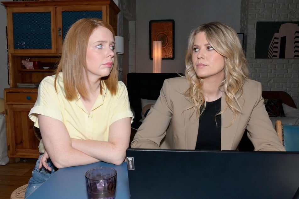 Toni (l.) und Alicia fragen sich, ob Matilda doch Interesse an Erik hat.