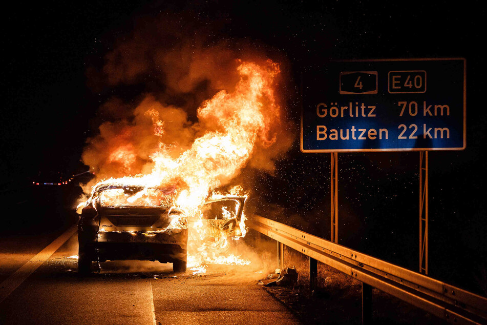 Meterhohe Flammen auf der A4: Ford brennt lichterloh!