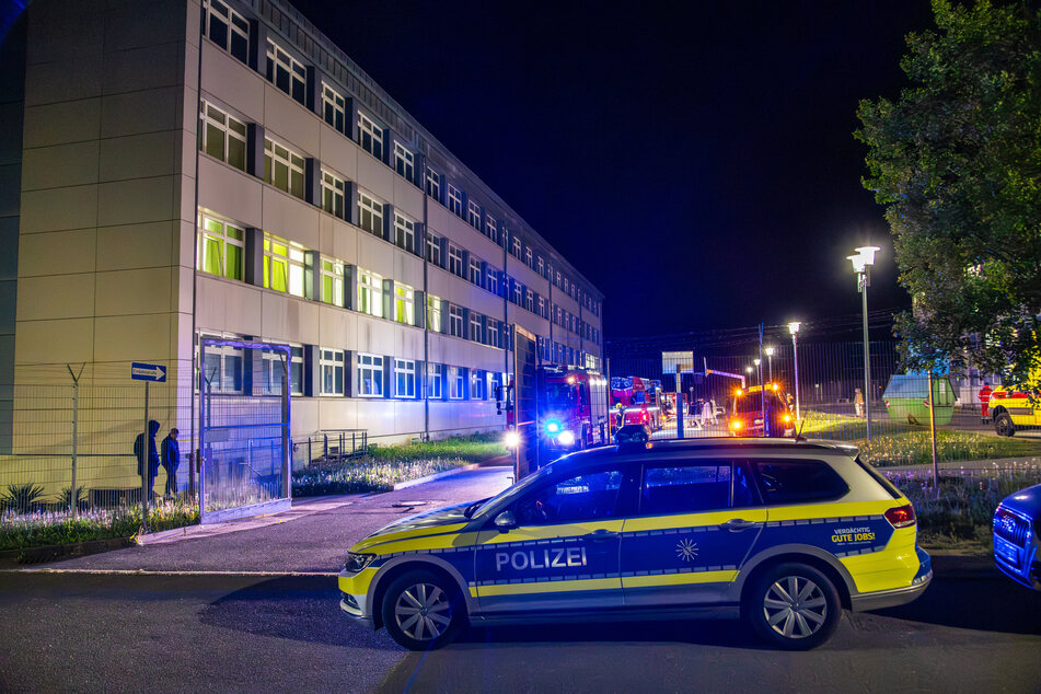Polizei und Feuerwehr vor dem Asylheim in Schneeberg (Erzgebirge): In der Nacht auf Samstag zündeten Unbekannte ein Kopfkissen an.
