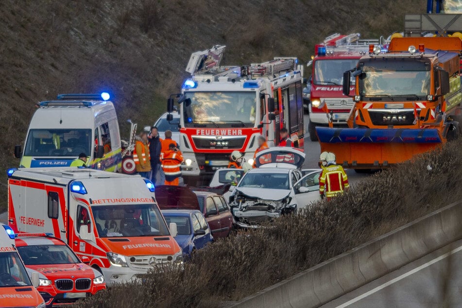 Unfall A71: Unfall auf A71: Rentner (80) erkennt Situation zu spät und fährt in Stauende