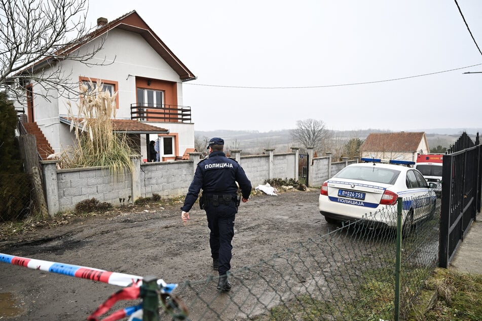 Die Polizei sperrte den Brandort für Ermittlungsarbeiten ab.