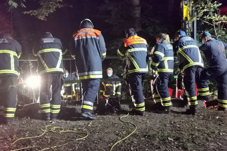 Einsatzkräfte beobachten die Rettung.