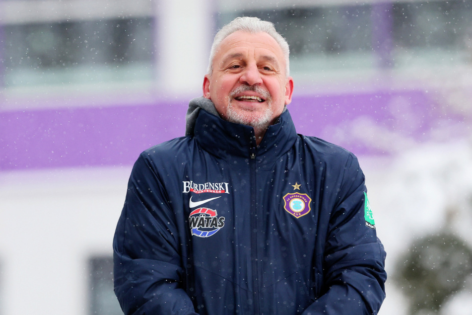 Kann FCE-Trainer Pavel Dotchev (57) am heutigen Samstag im winterlichen Aue wieder lachen?