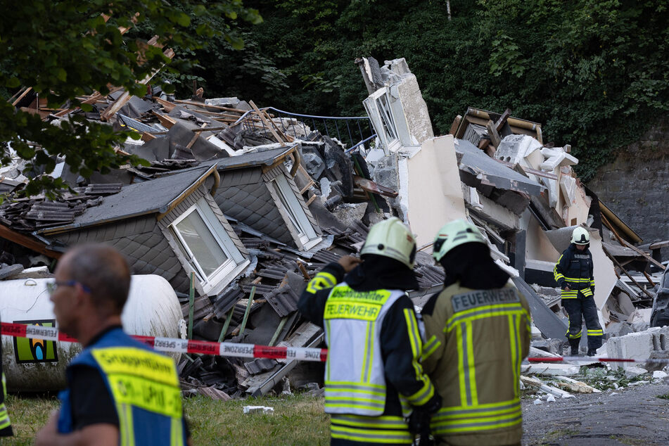 Explosion zerstört ganzes Mehrfamilienhaus, Großeinsatz im Sauerland