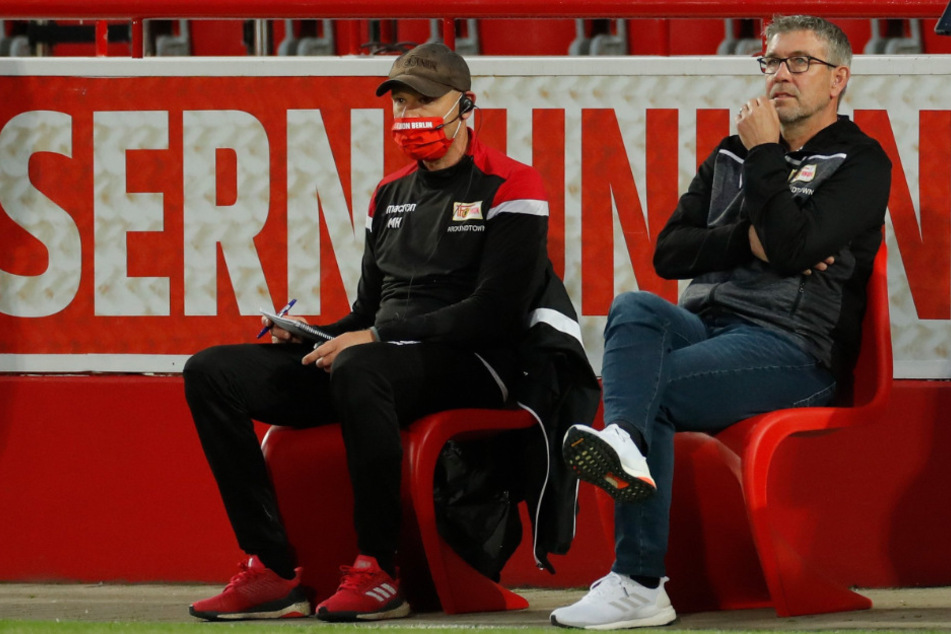 Urs Fischer (r.) und sein Co-Trainer Markus Hoffmann verfolgen das Spiel.
