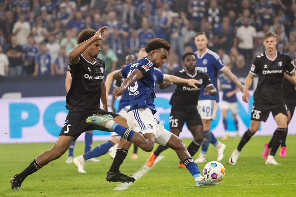 Magdeburgs Jamie Lawrence (20, l.) kommt gegen Schalkes Assan Ouédraogo (17, m.) zu spät. In der zweiten Halbzeit zeigte S04 ein anderes Gesicht.