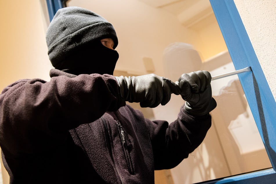Ein 34-jähriger Mann ist am Tag vor Heiligabend in einen Keller eines Mehrfamilienhauses eingebrochen. (Symbolbild)
