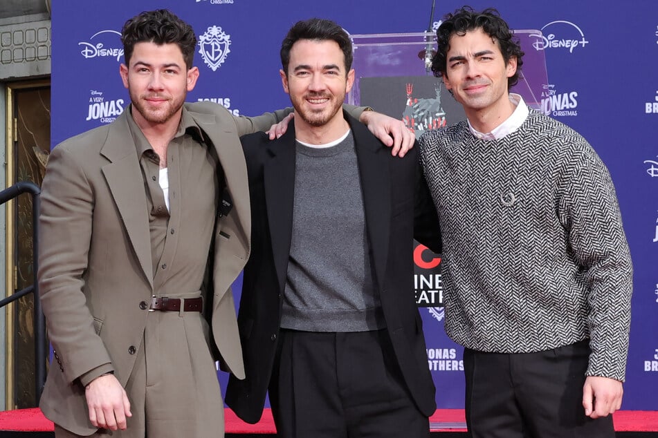 Bekannt wurde Nick Jonas (33, l.) durch die Band "Jonas Brothers", die er gemeinsam mit seinen Brüdern Kevin Jonas (38, M.) und Joe Jonas (36, r.) 2005 gründete.
