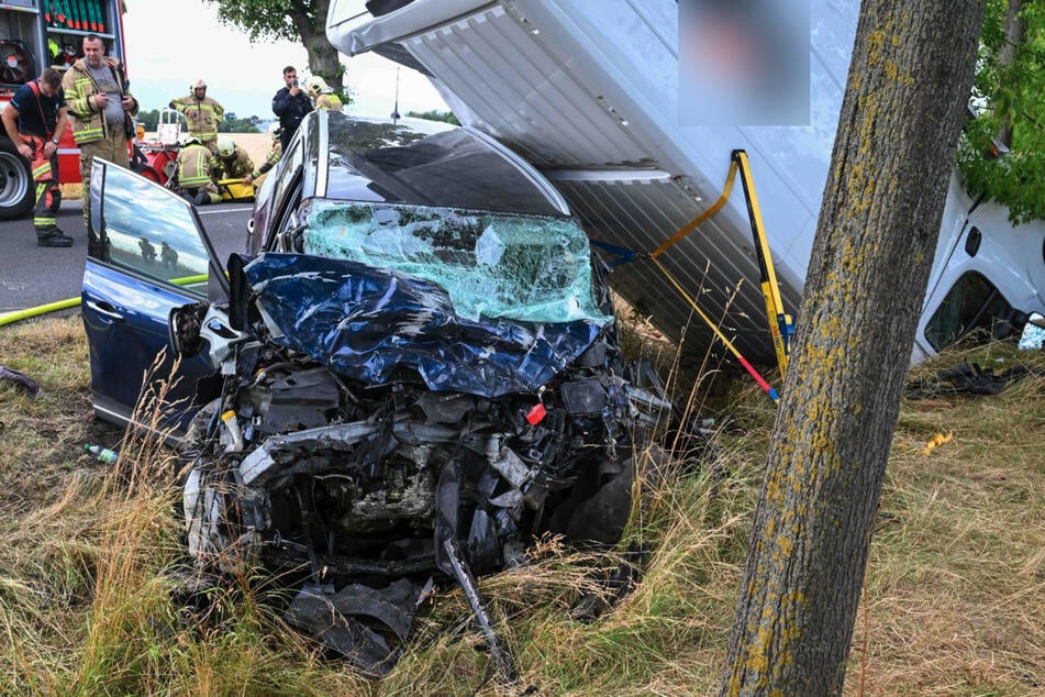 Der Frontalcrash hat schwere Schäden hinterlassen.