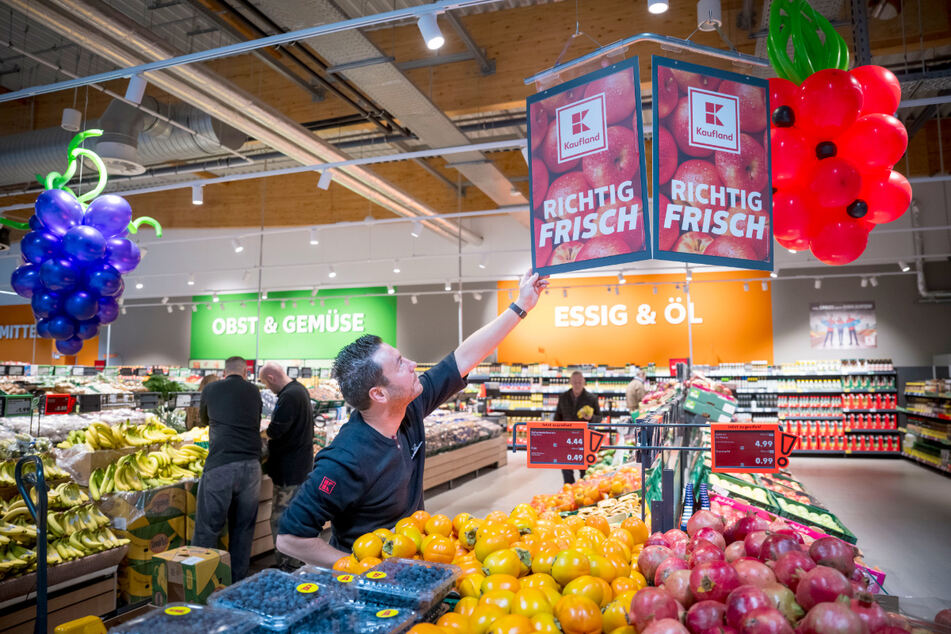 Filialleiter Gökhan Kuruel freut sich über die erfolgreiche Neueröffnung der modern umgestalteten Kaufland-Filiale im Essener Kronenberg-Center.