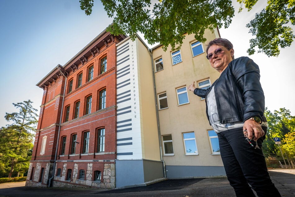 Schulleiterin Loana Barthel (62) vor dem angebauten Fahrstuhl.