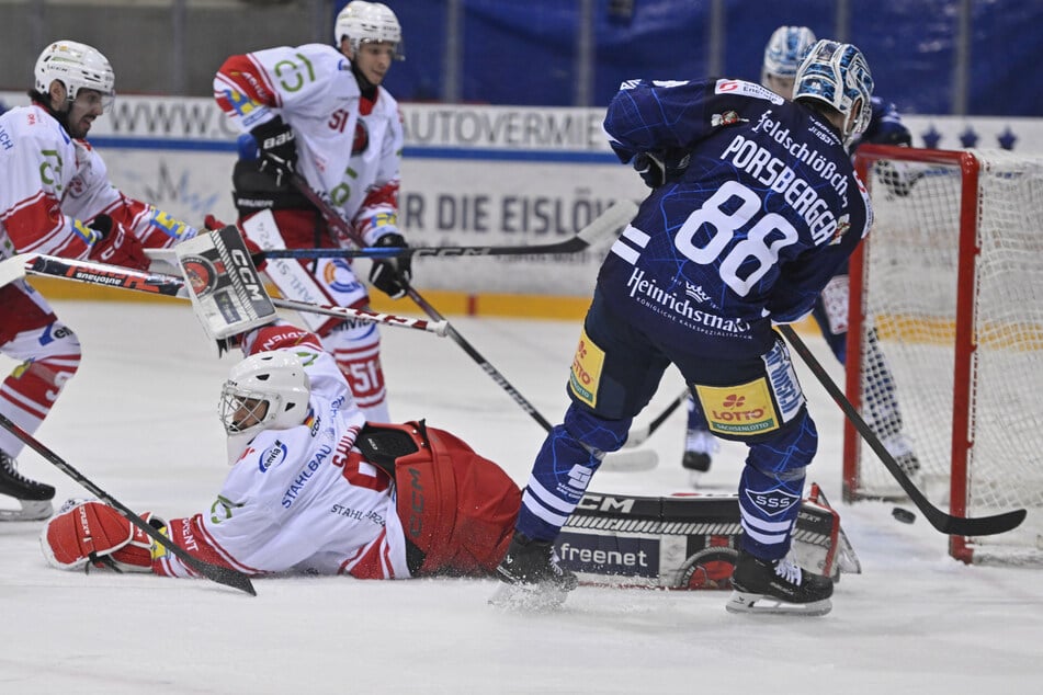 Johan Porsberger brachte die Eislöwen in der 8. Minute auf die Siegerstraße.