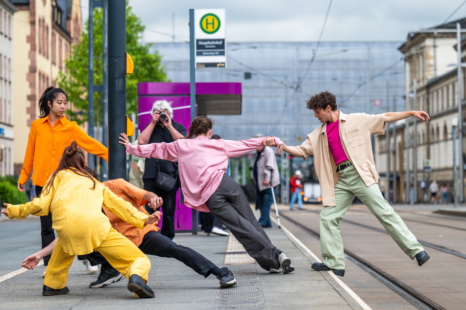 Tänzerinnen und Tänzer der Theater Chemnitz bewegten sich beim Flashmob am Hauptbahnhof Chemnitz am gestrigen Freitag unter dem Titel Rail2Dance – "Willkommen in Chemnitz".