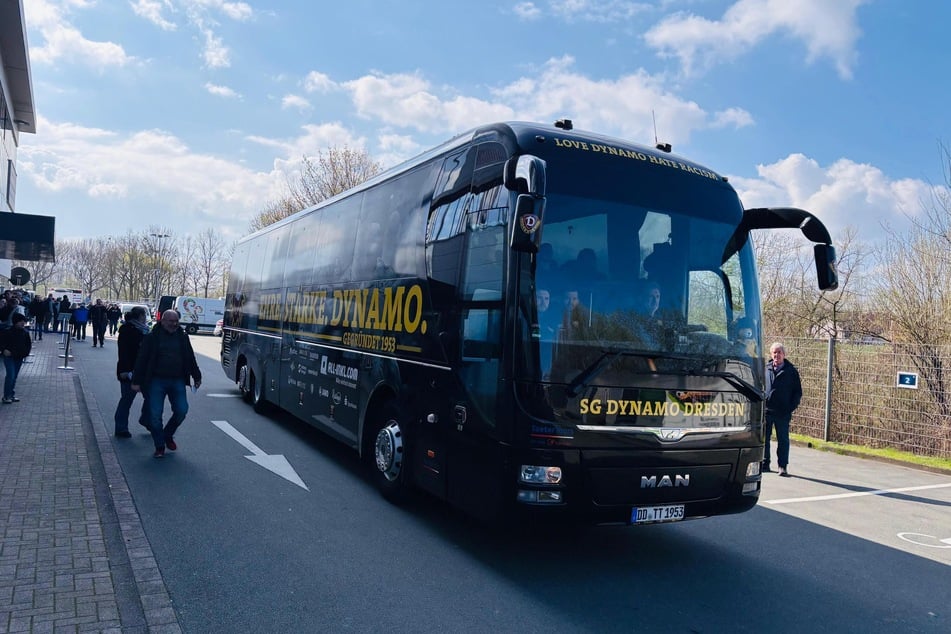Der Mannschaftsbus von Dynamo Dresden kommt rund eineinhalb Stunden vor Anpfiff am Stadion an.