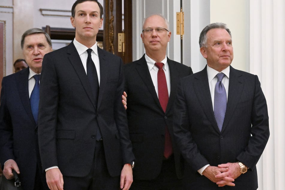 Der Kremlbeauftragte Juri Uschakow (79, l.) stellt ein baldiges Treffen mit Trumps Schwiegersohn Jared Kushner (45, 2.v.l.) und US-Unterhändler Steve Witkoff (69, r.) in Aussicht. (Archivbild)