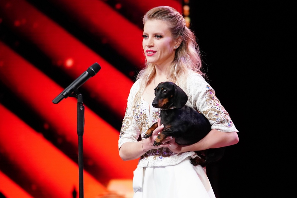 Diana Vediashkina aus Russland präsentiert eine Hunde-Dressur.