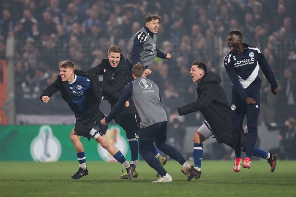 Im Vorjahr mit Bielefeld kam Kunze (2.v.l.) gar nicht mehr aus dem Jubeln raus. Dies ist jetzt auch bei Hansa sein Ziel.