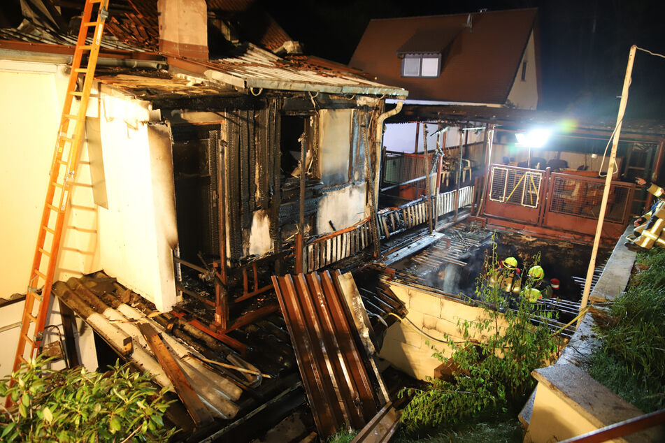 Um eine Ausbreitung des Feuers zu verhindern, musste die Feuerwehr das Dach öffnen.