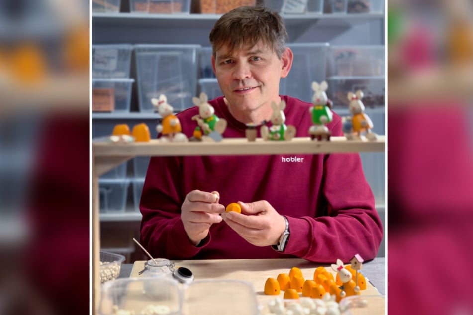 Dirk Hobler (53) arbeitet in seiner Werkstatt in Grünhainichen an seinen Figuren.