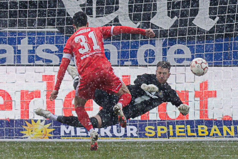 Niklas Landgraf scheitert vom Elfmeterpunkt an Lok-Keeper Andreas Naumann.