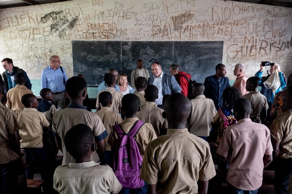 Entwicklungshilfe und Austausch: Schon 2020 reiste OB Dirk Hilbert (53, FDP, mittig) nach Brazzaville. Mit dabei die Stadträte Peter Krüger (64, CDU, rosa Hemd) und Wolfgang Deppe (70, Grüne, hellblaues Hemd).