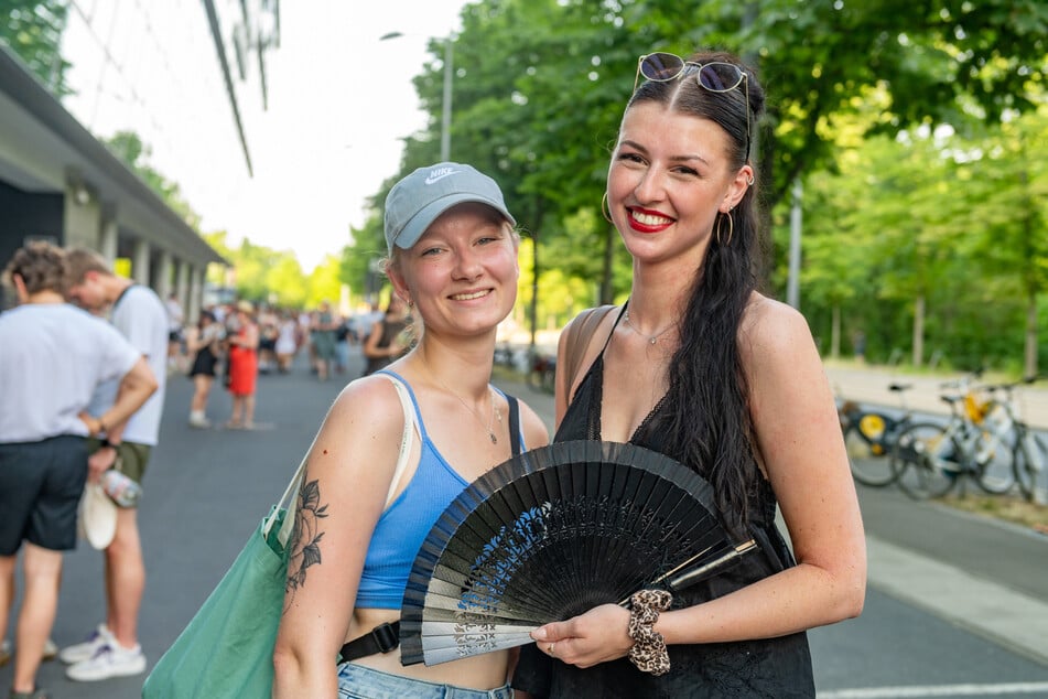 Selina (24, l.) und Leona (24) wollten sich Kraftklub trotz Hitze nicht entgehen lassen. Entsprechend waren die beiden jungen Frauen mit Fächer und dicker Ladung Sonnencreme vorbereitet.