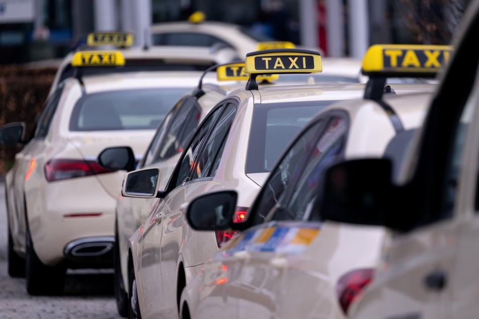 Ein Taxifahrer (65) wurde in München mit einem Messer angegriffen und verletzt. (Symbolfoto)