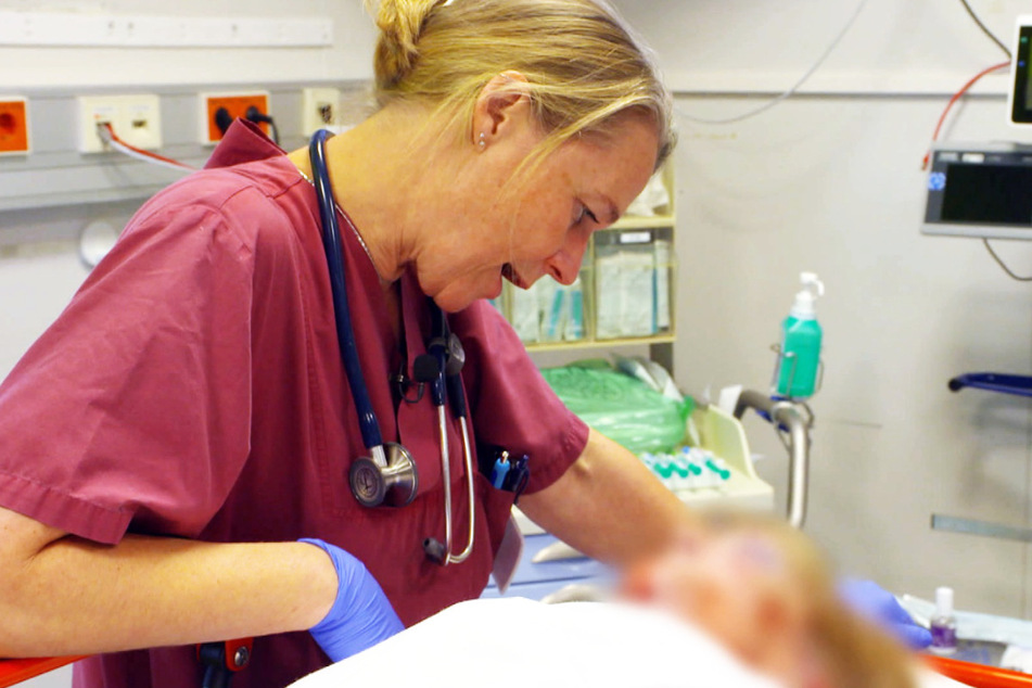 Ärztin Nicole Weihgold (48) kümmert sich im Bundeswehrzentralkrankenhaus in Koblenz um eine verletzte Seniorin.
