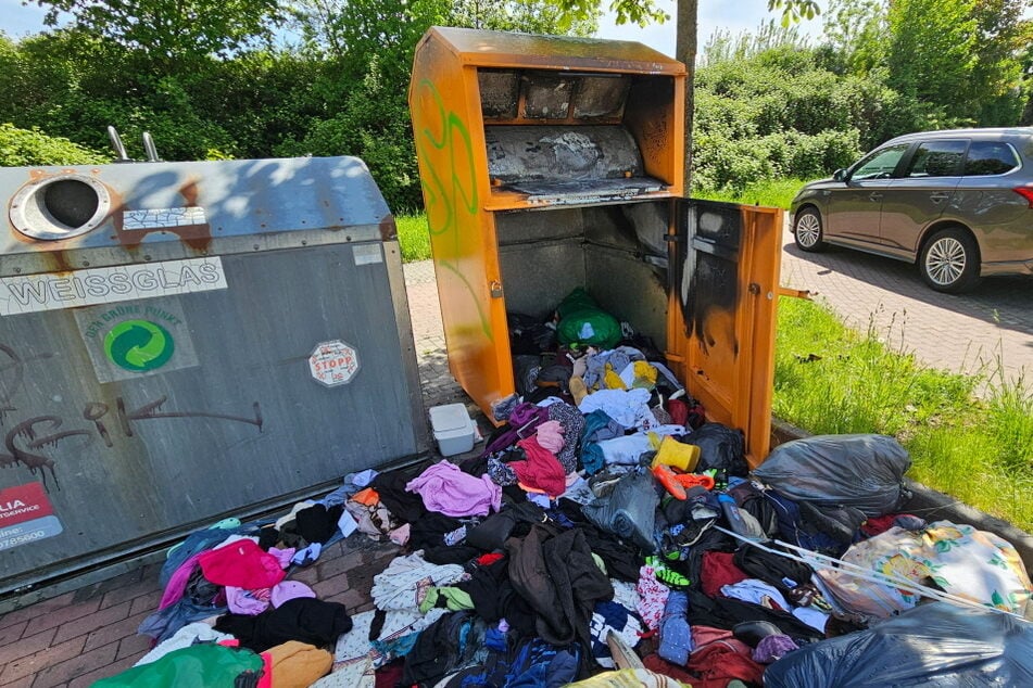 Zwei Männer haben Montagnacht Böller in einen Kleidercontainer geworfen und ein Feuer ausgelöst.