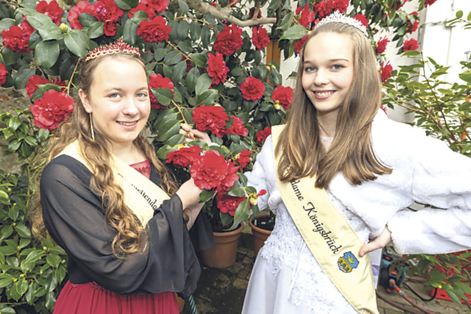 Die zwei Kameliendamen Cindy Vetter (16, Rosenrot, l.) und Johanna Worm (15, Schneeweißchen) eröffneten gestern die 23. Kamelienblüte in Königsbrück.