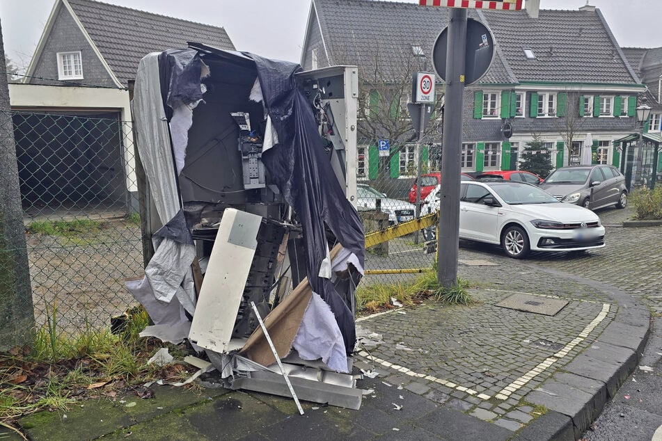 Die Täter entwendeten Bargeld und Zigaretten aus dem zerstörten Automaten.