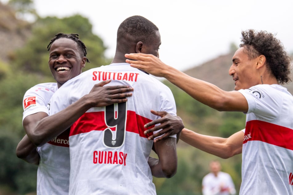 Naouiriou Ahamada (l.) und Enzo Millot (r.) jubeln mit Serhou Guirassy über dessen Treffer zum 1:0.