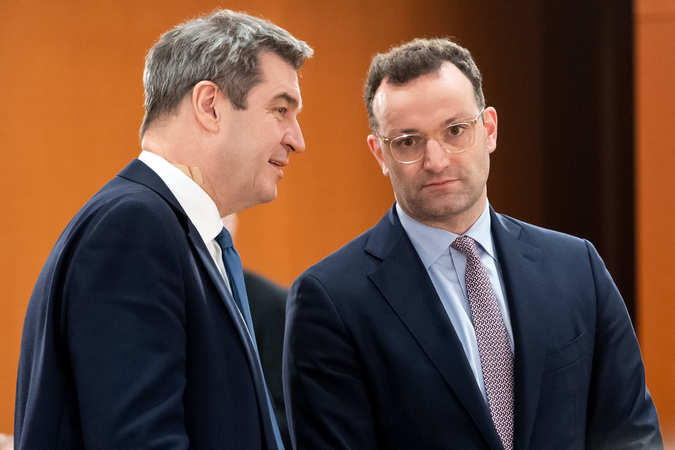 Markus Söder (CSU, 53), Ministerpräsident von Bayern, und Jens Spahn (CDU, 39), Bundesgesundheitsminister, unterhalten sich bei einem Treffen.