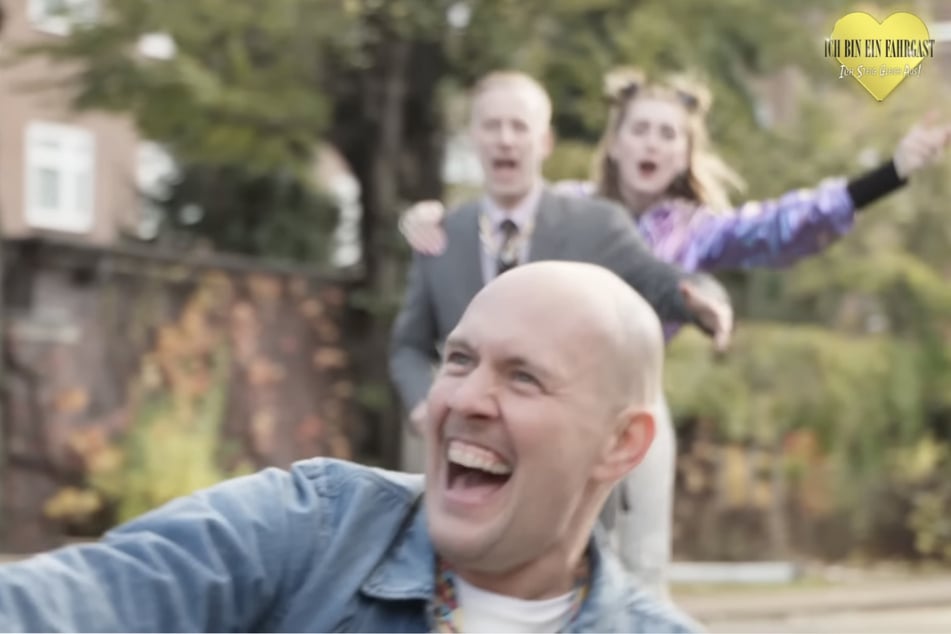 Schauspieler Oli P. (47) triumphiert auf dem Dreirad, nachdem der BVG-Bus ausgefallen ist.