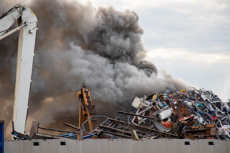 Der rund zehn Meter hohe Metallschrotthaufen hatte in einem Recyclingbetrieb in Frankfurt-Fechenheim Feuer gefangen.